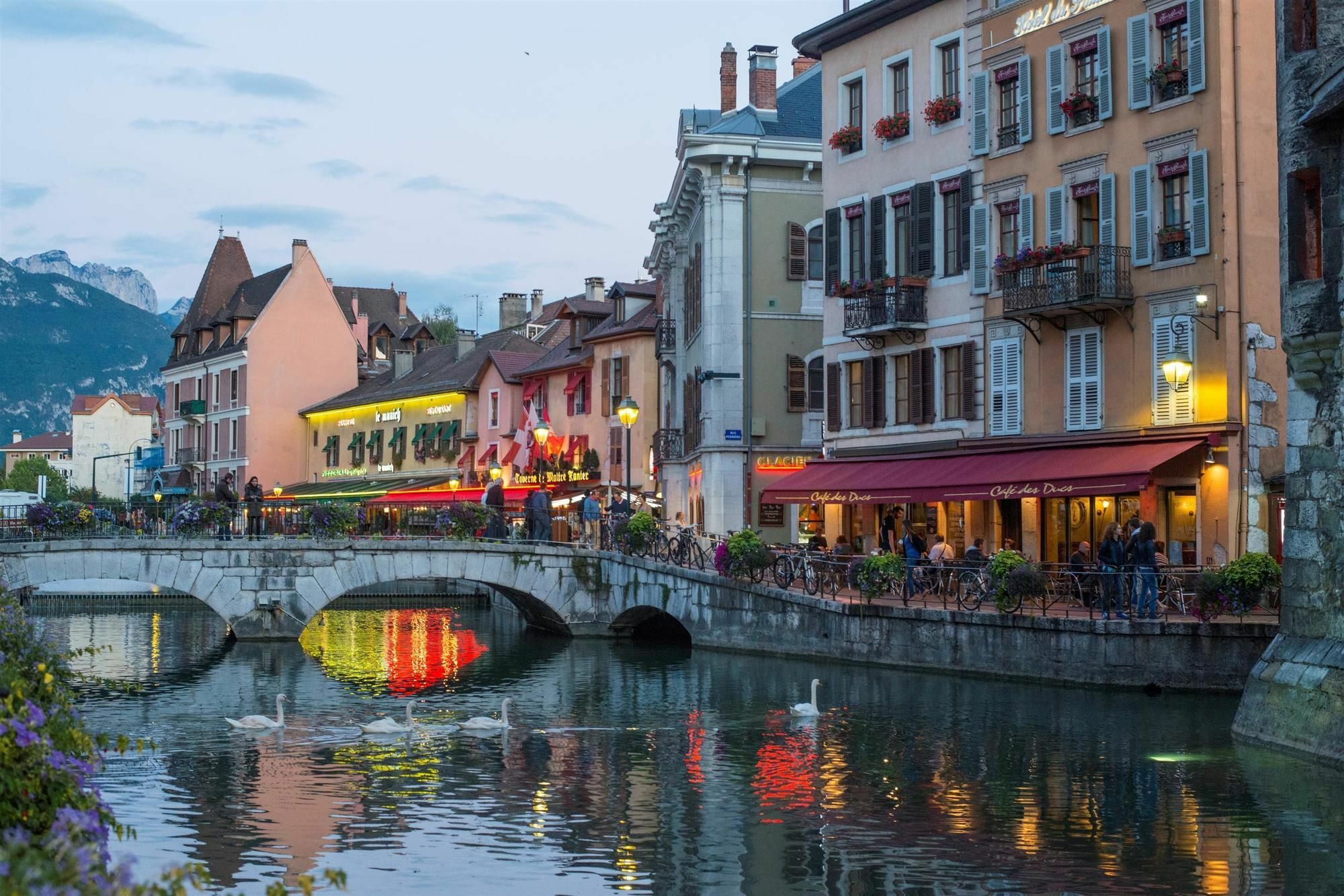 Campanile Annecy - Cran Gevrier Hotel Exterior foto